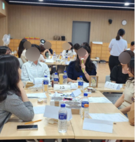 너의 이름은? 이름과 메시지를 담은 레터링 액자 본문 이미지
