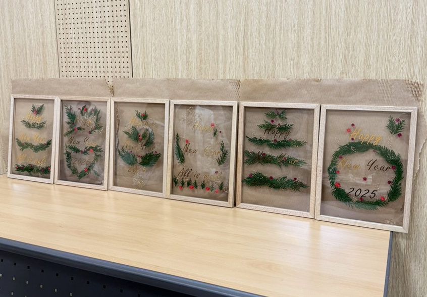 크리스마스 트리를 담은 레터링 플라워 액자 본문 이미지