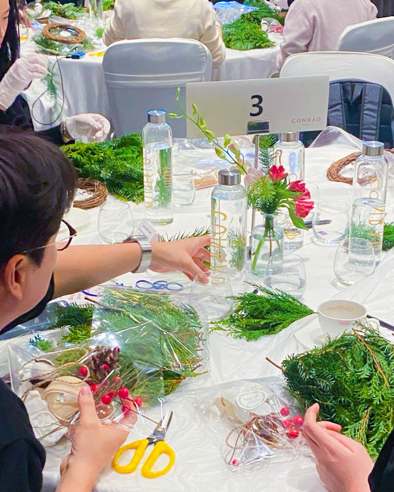 크리스마스 레터링과 향기로운 생화 리스: 맞춤 레터링 본문 이미지