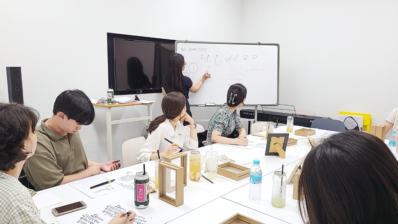 손끝으로 쓰고, 향기로 기억하는 나만의 성장 기록 석고방향제  본문 이미지