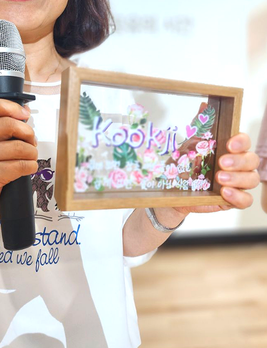 너의 이름은? 이름과 메시지를 담은 레터링 액자 본문 이미지