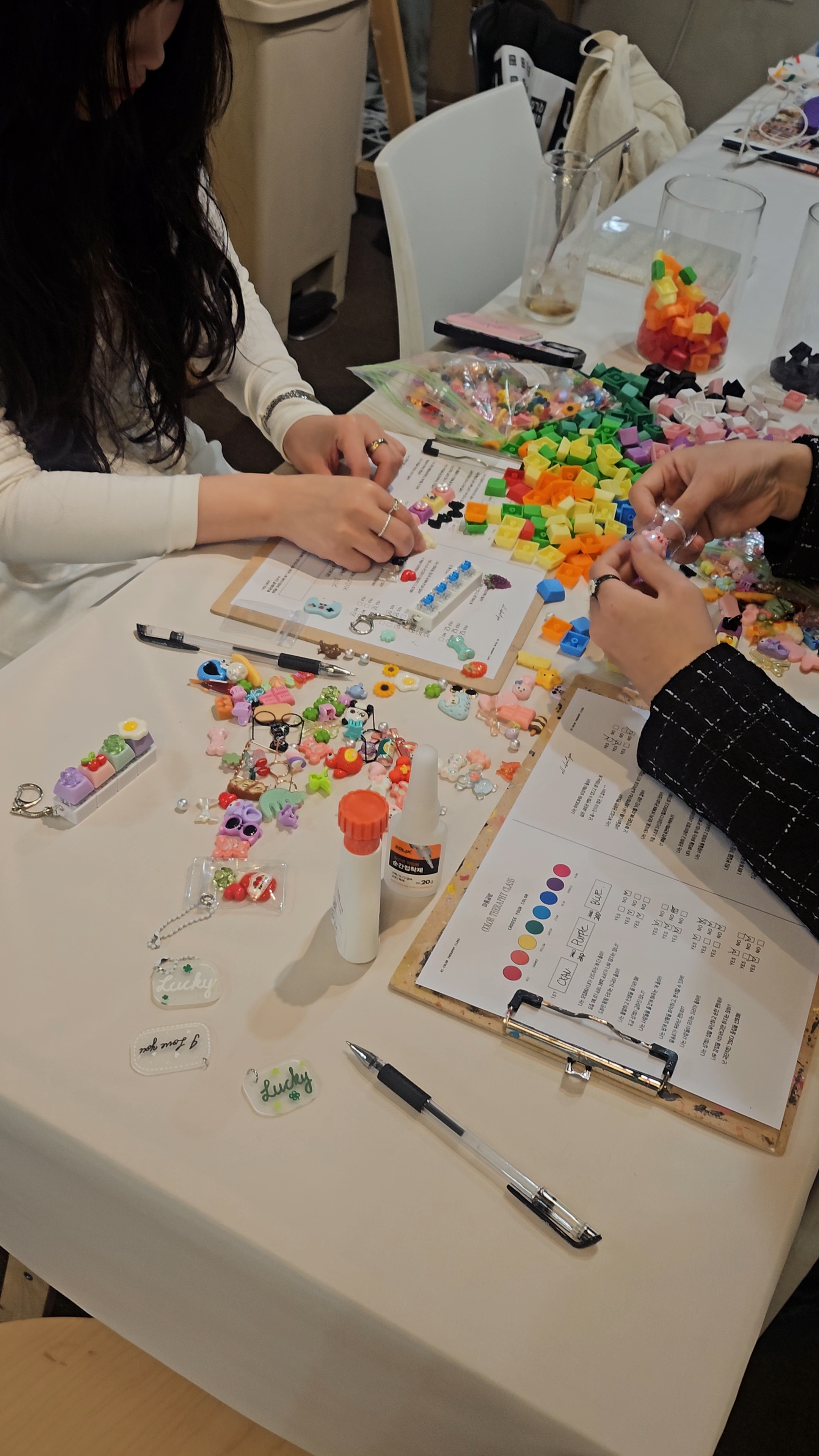 '딸깍' 한번으로 스트레스를 날리자! 컬러 테라피 키링 만들기