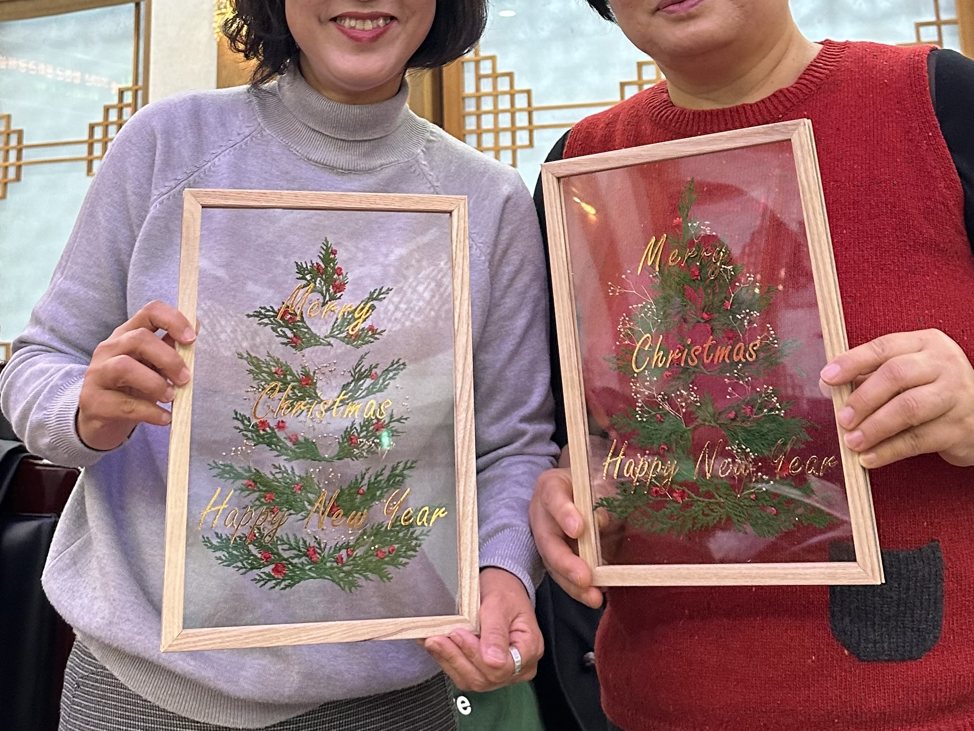 크리스마스 트리를 담은 레터링 플라워 액자 본문 이미지