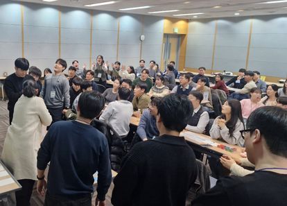 위기를 극복하는 전략 팀빌딩! 생존 경영 게임 썸네일