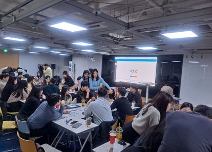 전략 팀빌딩! 생존 경영 게임 썸네일