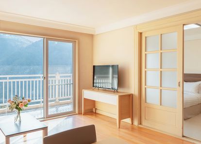 https://cdn.weebur.com/images/WKYGA548MT43OZD5NJJI.jpg 썸네일